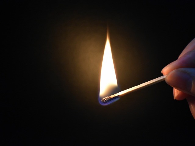 風の中の火のように