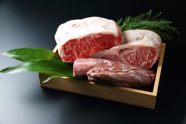 肉を斬らせて肉を食む
